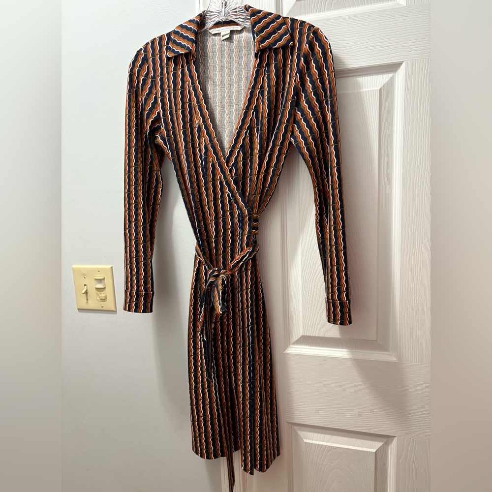 DVF New Jeanne Two Silk/Cotton Wrap Dress Zig Zag Print Size 2